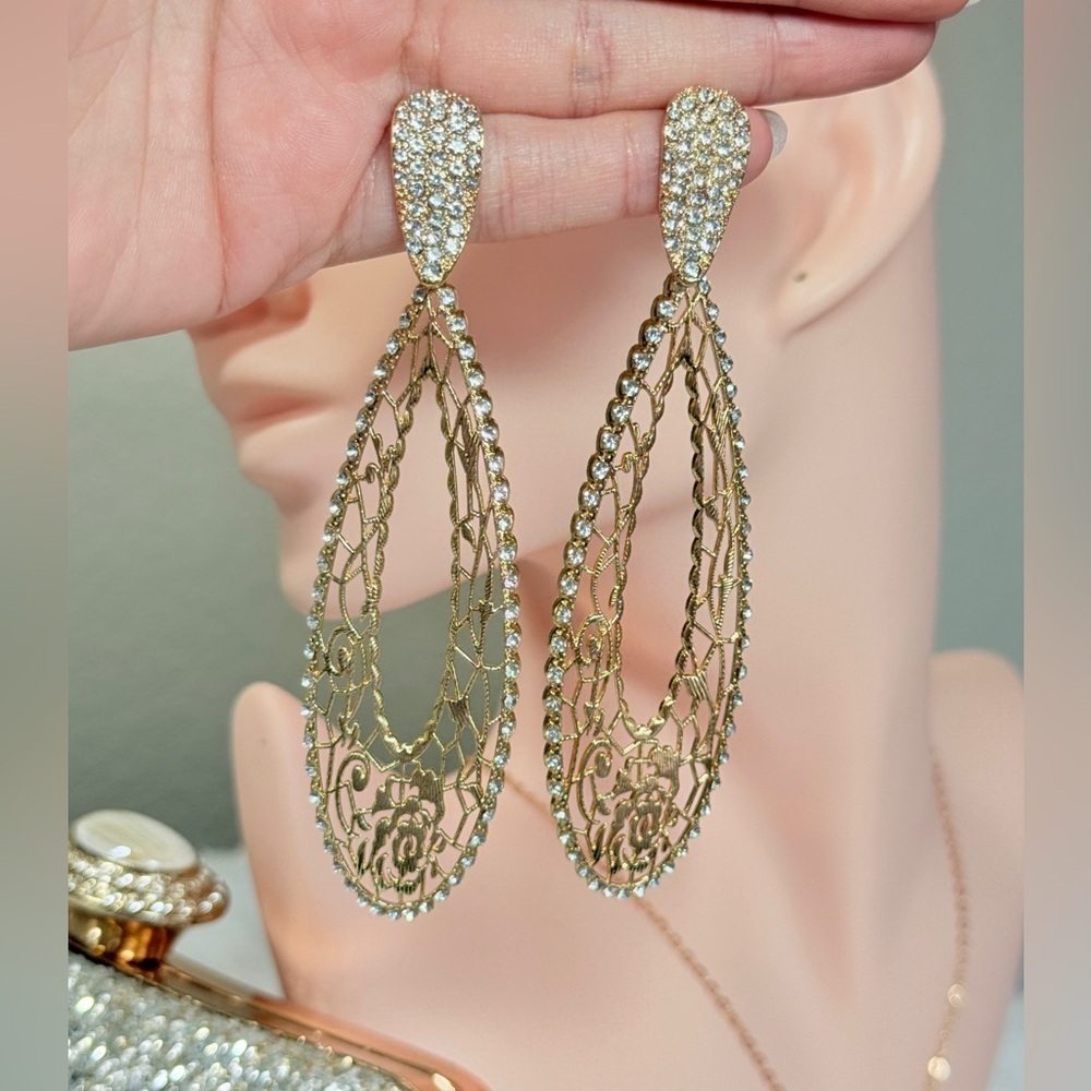 ⚜️ Elegant Gold and Silver Drop Earrings - Picture 9 of 9